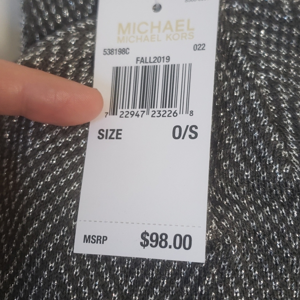 🆕️ MICHAEL KORS Hat/Beanie & Scarf Gift Set! - Picture 3 of 6